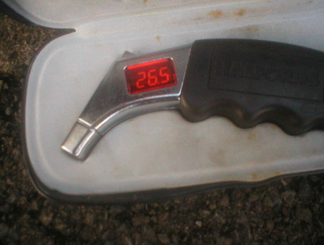 tyre gauge digital.jpg