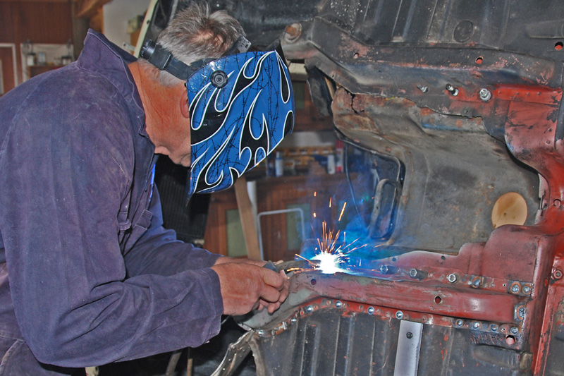 20200608-6932Ptf Welding the chassis rail.jpg