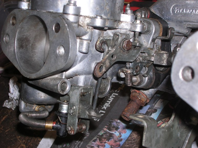 Left, rear carb showing choke set up