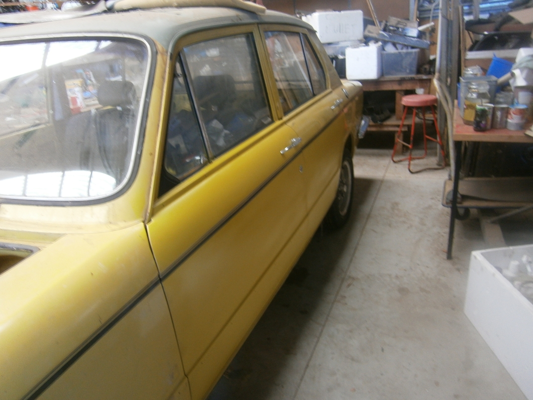 604 poly paint with enamel thinners, who's to know ? Traces of grey primer in the centre of the black stripes as well.