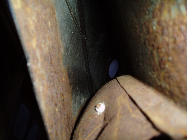 This is the gap between outer rear wing and inner boot side panel - how do I treat this rust.